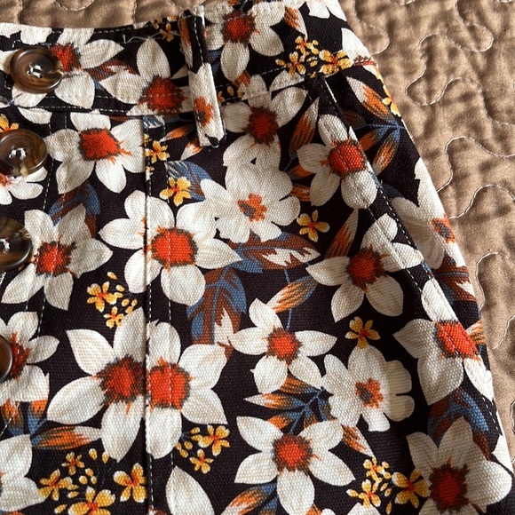 Francesca’s miami floral print shorts 🌺 - Picture 4 of 10